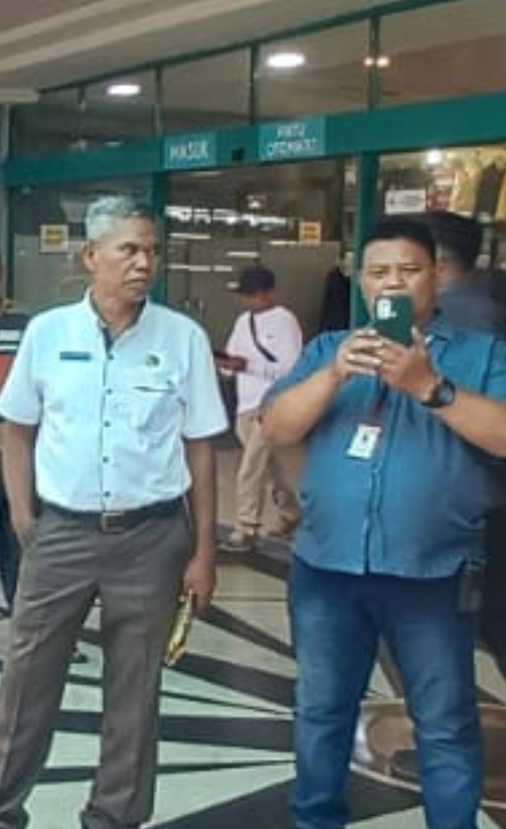 Perwakilan Medan Mall dan Kepala Pasar Pusat Pasar Medan Khairul Azhar Daulay (kiri) saat kunjungan Komisi IV DPRD Medan ke Kawasan Medan Mall. BP/Erwan