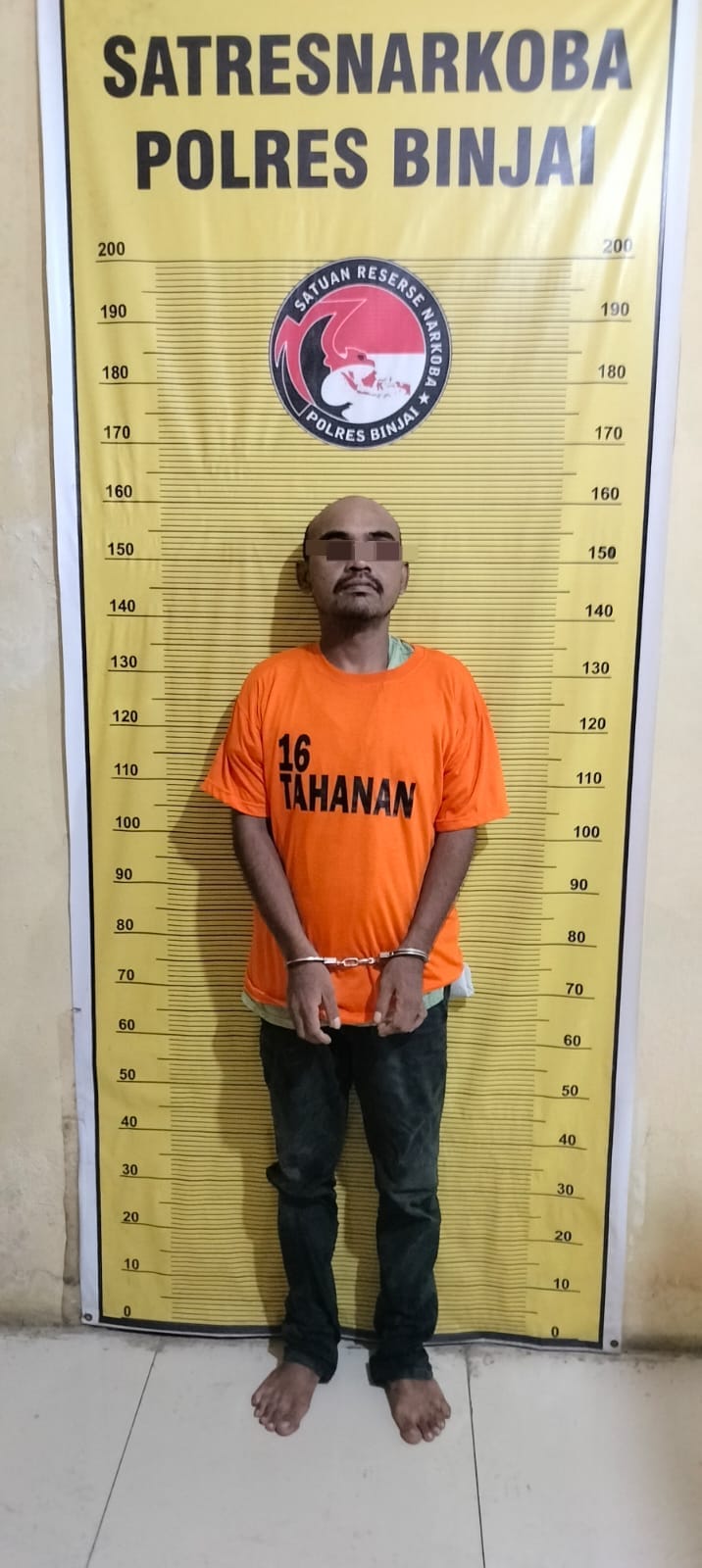 Teks foto: Pelaku ketika diamankan petugas kepolisian.(Istimewa).