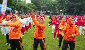 Lomba senam lansia perempuan di Lap. Budi Pertiwi, Kecamatan Medan Barat. BP/erwan
