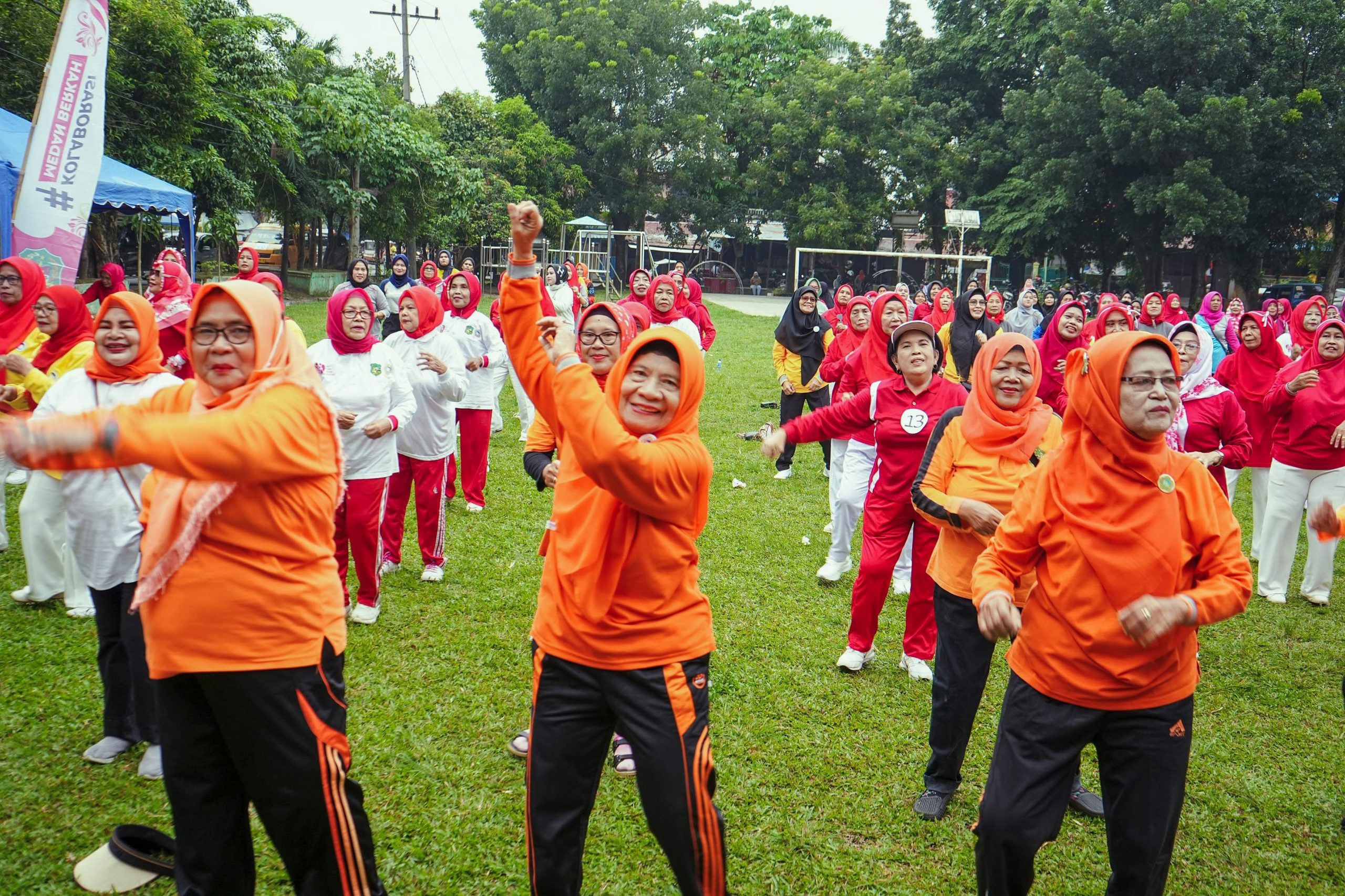 Lomba senam lansia perempuan di Lap. Budi Pertiwi, Kecamatan Medan Barat. BP/erwan