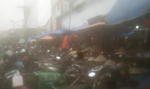 Lokasi penampungan sementara Pasar Akik di Pasar Sukaramai Jalan AR Hakim/Jalan Bakti Medan yang padat dan pengab. BP/Erwan