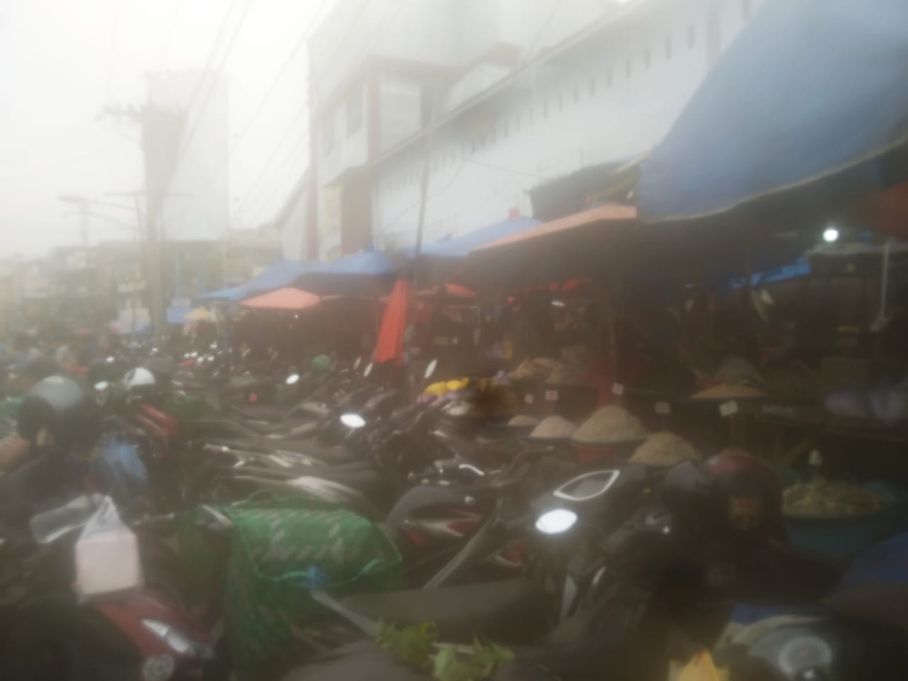 Lokasi penampungan sementara Pasar Akik di Pasar Sukaramai Jalan AR Hakim/Jalan Bakti Medan yang padat dan pengab. BP/Erwan