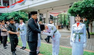 Wali Kota Medan Bobby Nasution saat mengukuhkan 42 orang Paskibra Kota Medan. BP/erwan