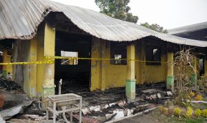Puing dan reruntuhan SMP Negeri 20 yang terbakar. BP/erwan