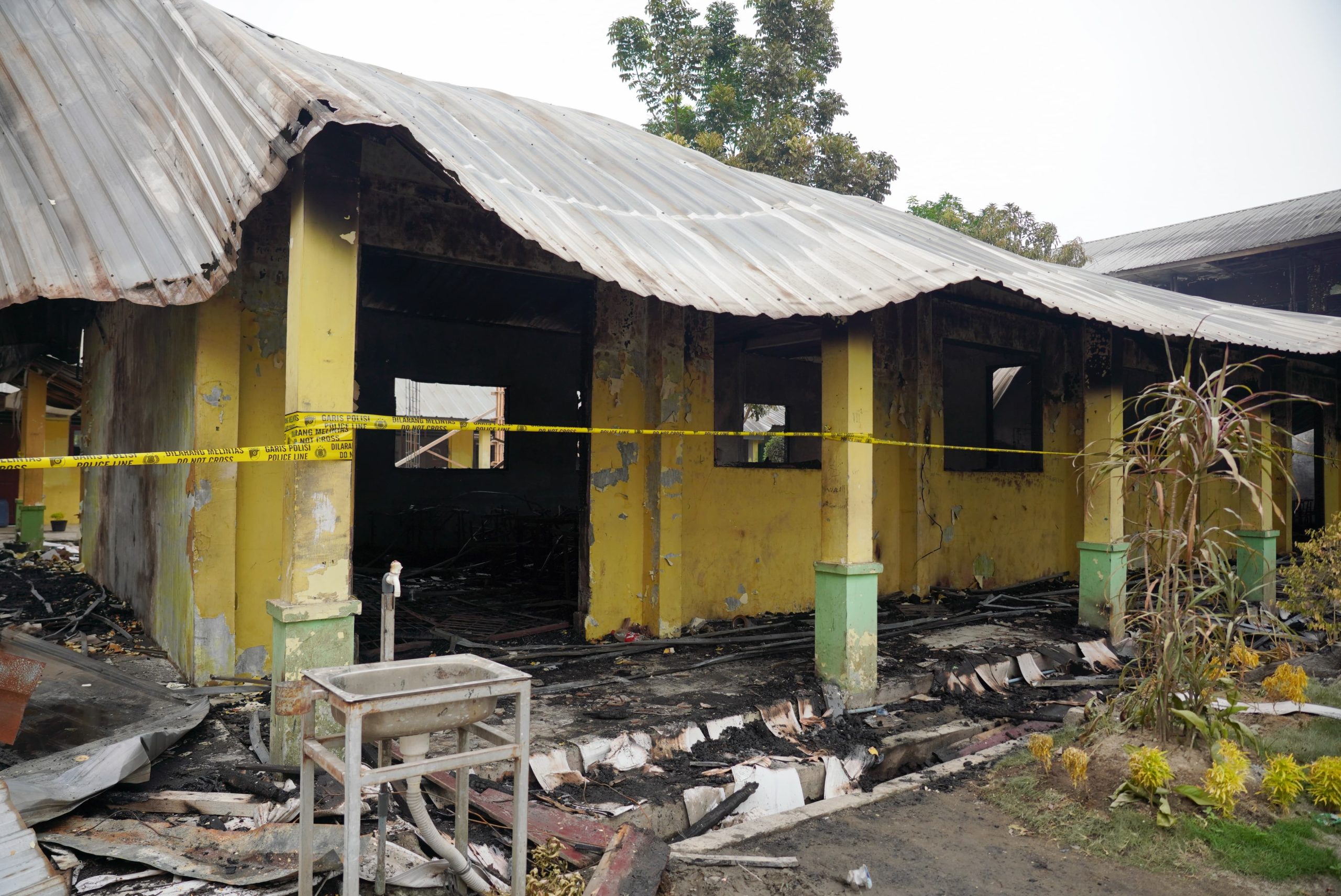 Puing dan reruntuhan SMP Negeri 20 yang terbakar. BP/erwan