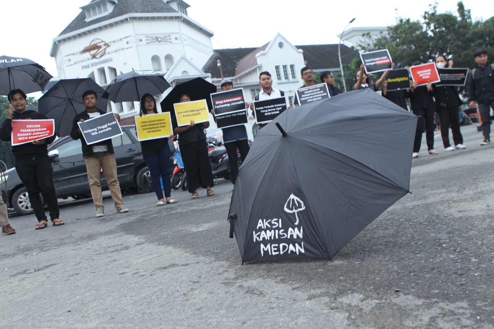 Komite Keselamatan Jurnalis (KKJ) Sumatra Utara dan para pegiat Hak Asasi Manusia (HAM) menggelar aksi Kamisan, pada 15 Agustus 2024 petang.(Istimewa).