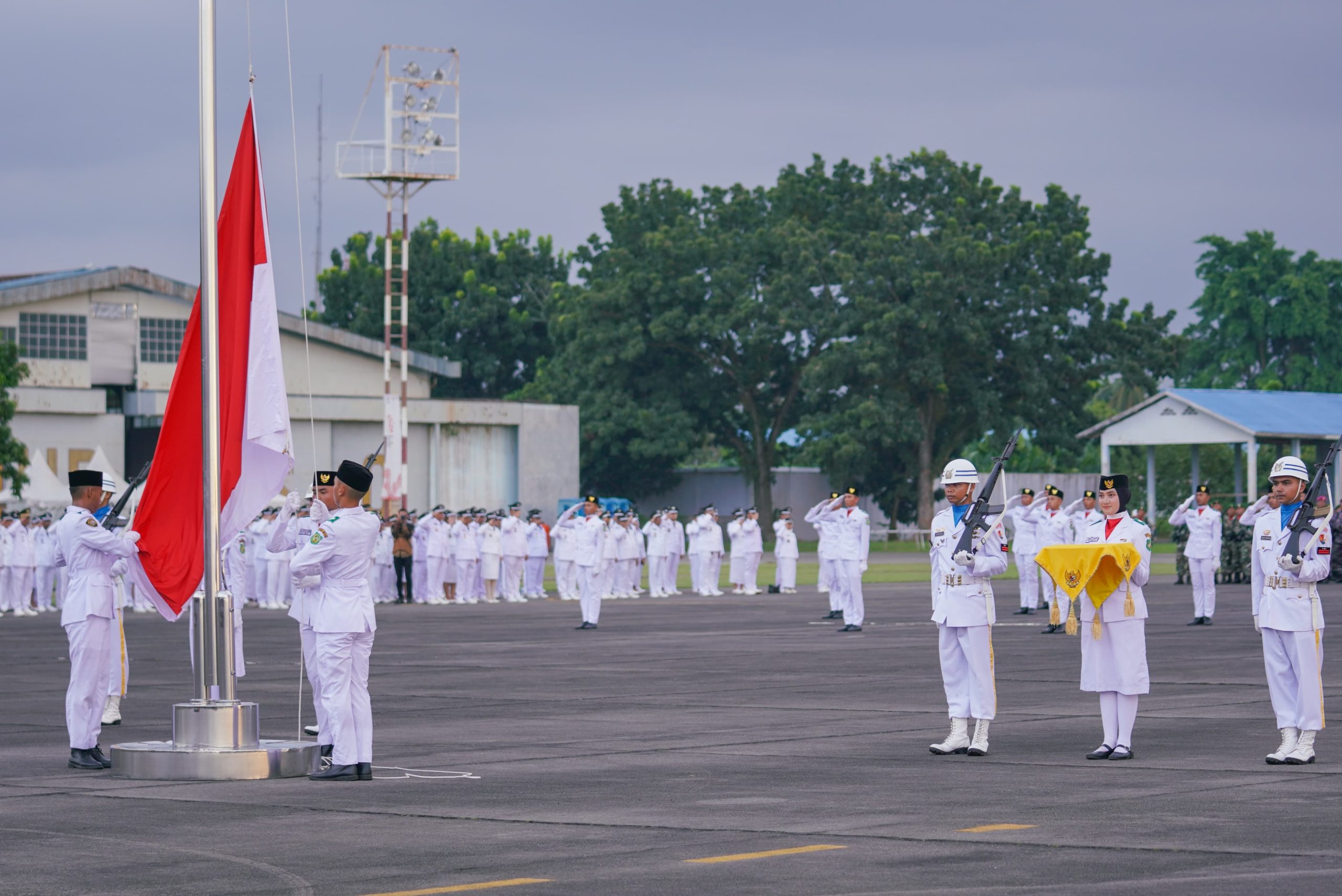 Upacara penurunan bendera berlangsung khidmat. BP/Ist