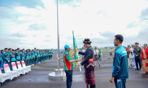 Wali Kota Medan Bobby Nasution saat melepas atlit ke Pon XXI Tahun 2024 Aceh-Sumut. BP/ist
