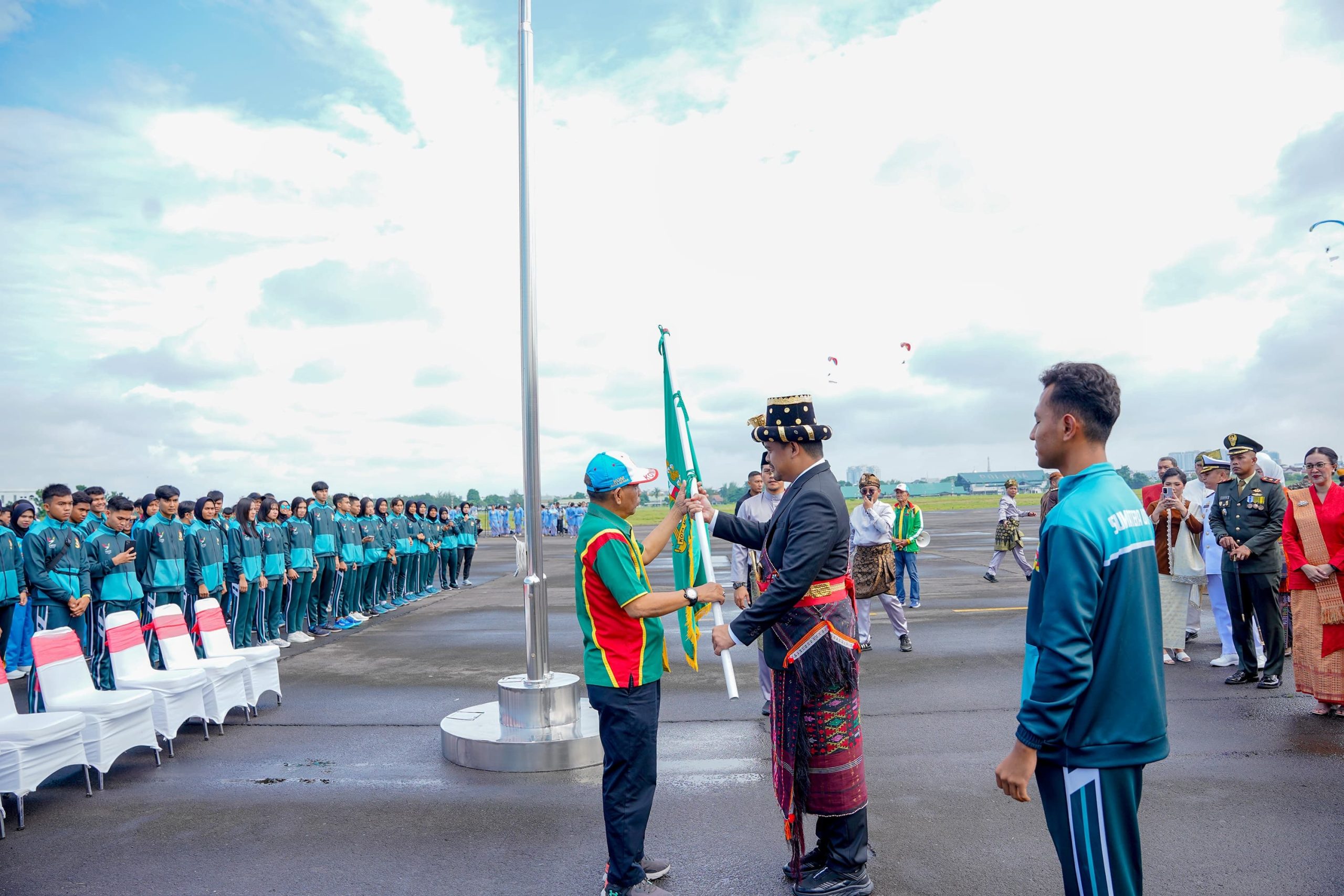 Wali Kota Medan Bobby Nasution saat melepas atlit ke Pon XXI Tahun 2024 Aceh-Sumut. BP/ist