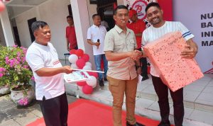 Dirut PUD Pasar Medan Suwarno (tengah) saat memberikan hadiah kepada pemenang perlombaan. BP/erwan