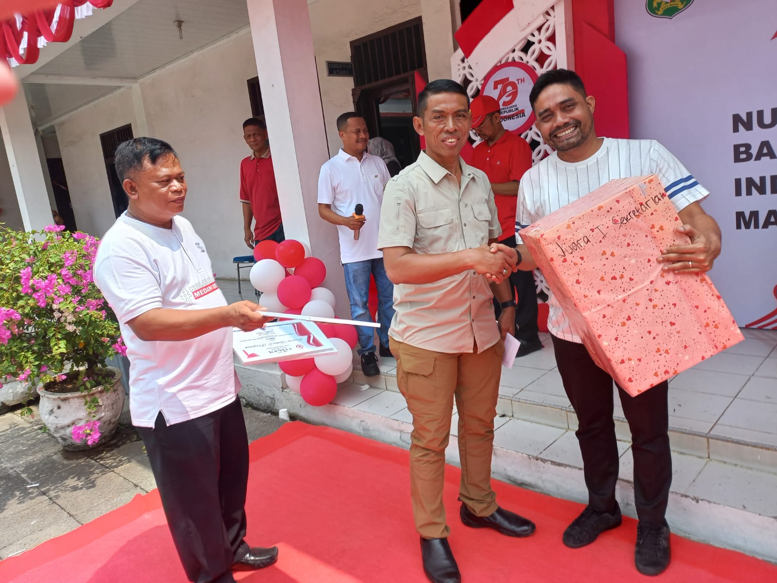 Dirut PUD Pasar Medan Suwarno (tengah) saat memberikan hadiah kepada pemenang perlombaan. BP/erwan