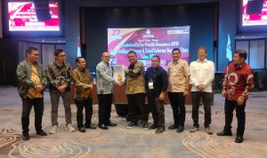 KPU Provinsi Sumut Tetapkan DPS di Pilkada Serentak 2024 Jadi 10,813,825 Pemilih Medan - Komisi Pemilihan Umum (KPU) Provinsi Sumatera Utara (Sumut) menetapkan Daftar Pemilih Sementara (DPS) di penyelenggaraan Pilkada serentak tahun 2024 menjadi 10,813.825 dari data awal untuk dilakukan tahapan pencocokan dan penelitian (Coklit) yakni 10,915,000. Penetapan DPS Pilkada serentak tahun 2024 ini ditandai melalui berita acara nomor 342/PL.02.1- BA/12/2024 rekapitulasi DPS tingkat Provinsi Sumut tertanggal 16 Agustus 2024, di tandatangani Ketua KPU Sumut, Agus Arifin, dengan anggota KPU Sumut masing - masing El Suhaimi, Frendianus Joni Rahmat Zebua, Notaris Banurea, Raja Bahan Damanik, Roby Effendy dan Sitori Mendrofa. Dari 10.813.825 jumlah pemilih hasil rekapitulasi tersebut menetapkan jumlah pemilih laki - laki sebanyak 5.324.444 dan pemilik perempuan sejumlah 5.489.381 dari jumlah TPS mencapai 25.223 yang tersebar di 455 kecamatan, 6.110 desa / kelurahan. "Kita terimakasih kepada 33 KPU Kabupaten / Kota dan penyelenggara lainnya, yang telah melaksanakan kegiatan tahapan pemutakhiran data sesuai jadwal dan berjalan dengan baik, demikian juga kepada 41.046 Pantarlih yang telah melaksanakan tugas mencoklit dengan baik dan lancar," kata Ketua KPU Sumut Agus Arifin kepada wartawan saat dihubungi awak media, Minggu (18/8/2024) siang. Ketua KPU Sumut juga sampaikan terimakasihnya atas dukungan semua pihak pemerintah Provinsi, pemerintah daerah, TNI/Polri, Kejatisu dan Bawaslu Sumut beserta jajarannya atas pelaksanaan tahapan pemutakhiran data pemilih yang berjalan dengan baik. Disampaikannya, dengan harapan coklit menghasilkan data pemilih yang akurat dan berkualitas dan memastikan setiap warga yg telah memenuhi syarat sebagai pemilih dapat mengunakan hak suaranya pada Pilkada serentak yang dilaksanakan tanggal 27 November 2024. Lebih lanjut, dikatakan Agus Arifin, rapat pleno terbuka penetapan DPS, tentunya ada tahap atau proses selanjutnya dalam rangka memutakhirkan daftar pemilih yang nantinya akan ditetapkan menjadi DPT pada tanggal 22 September 2024. "Mari bersama sama kita untuk suksesnya Pilkada 2024 mendatang," terangnya.(BP7). Teks foto : Ketua KPU Sumut bersama anggota KPU dan Komisioner Bawaslu usia mendatangi jumlah DPS.(Istimewa).