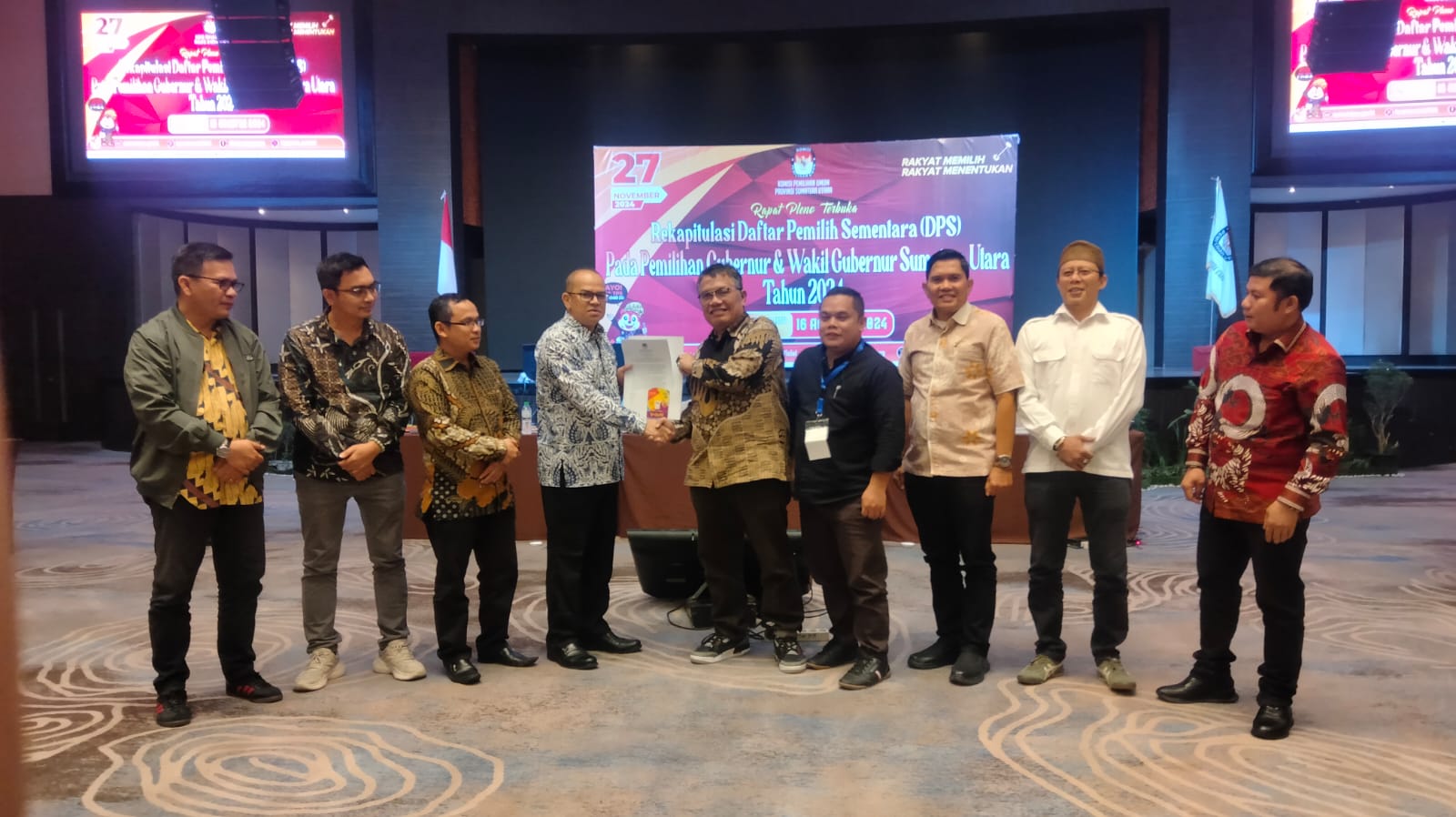KPU Provinsi Sumut Tetapkan DPS di Pilkada Serentak 2024 Jadi 10,813,825 Pemilih Medan - Komisi Pemilihan Umum (KPU) Provinsi Sumatera Utara (Sumut) menetapkan Daftar Pemilih Sementara (DPS) di penyelenggaraan Pilkada serentak tahun 2024 menjadi 10,813.825 dari data awal untuk dilakukan tahapan pencocokan dan penelitian (Coklit) yakni 10,915,000. Penetapan DPS Pilkada serentak tahun 2024 ini ditandai melalui berita acara nomor 342/PL.02.1- BA/12/2024 rekapitulasi DPS tingkat Provinsi Sumut tertanggal 16 Agustus 2024, di tandatangani Ketua KPU Sumut, Agus Arifin, dengan anggota KPU Sumut masing - masing El Suhaimi, Frendianus Joni Rahmat Zebua, Notaris Banurea, Raja Bahan Damanik, Roby Effendy dan Sitori Mendrofa. Dari 10.813.825 jumlah pemilih hasil rekapitulasi tersebut menetapkan jumlah pemilih laki - laki sebanyak 5.324.444 dan pemilik perempuan sejumlah 5.489.381 dari jumlah TPS mencapai 25.223 yang tersebar di 455 kecamatan, 6.110 desa / kelurahan. "Kita terimakasih kepada 33 KPU Kabupaten / Kota dan penyelenggara lainnya, yang telah melaksanakan kegiatan tahapan pemutakhiran data sesuai jadwal dan berjalan dengan baik, demikian juga kepada 41.046 Pantarlih yang telah melaksanakan tugas mencoklit dengan baik dan lancar," kata Ketua KPU Sumut Agus Arifin kepada wartawan saat dihubungi awak media, Minggu (18/8/2024) siang. Ketua KPU Sumut juga sampaikan terimakasihnya atas dukungan semua pihak pemerintah Provinsi, pemerintah daerah, TNI/Polri, Kejatisu dan Bawaslu Sumut beserta jajarannya atas pelaksanaan tahapan pemutakhiran data pemilih yang berjalan dengan baik. Disampaikannya, dengan harapan coklit menghasilkan data pemilih yang akurat dan berkualitas dan memastikan setiap warga yg telah memenuhi syarat sebagai pemilih dapat mengunakan hak suaranya pada Pilkada serentak yang dilaksanakan tanggal 27 November 2024. Lebih lanjut, dikatakan Agus Arifin, rapat pleno terbuka penetapan DPS, tentunya ada tahap atau proses selanjutnya dalam rangka memutakhirkan daftar pemilih yang nantinya akan ditetapkan menjadi DPT pada tanggal 22 September 2024. "Mari bersama sama kita untuk suksesnya Pilkada 2024 mendatang," terangnya.(BP7). Teks foto : Ketua KPU Sumut bersama anggota KPU dan Komisioner Bawaslu usia mendatangi jumlah DPS.(Istimewa).