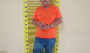 Pelaku ketika diamankan petugas kepolisian.(Istimewa).