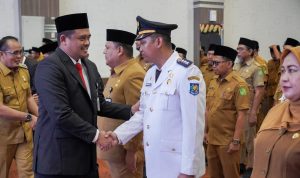 Wali Kota Medan Bobby Nasution saat melantik 54 pejabat manajerial. BP/erwan