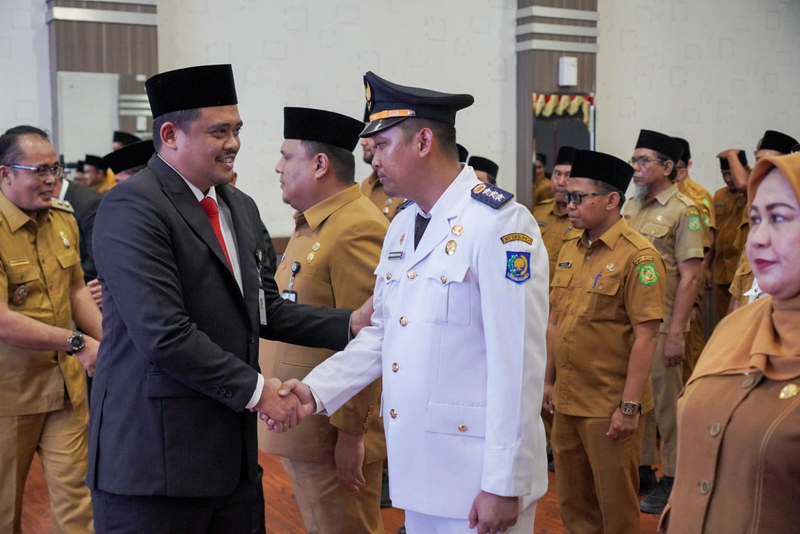 Wali Kota Medan Bobby Nasution saat melantik 54 pejabat manajerial. BP/erwan