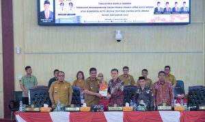 Wali Kota Medan Bobby Nasution dan Ketua DPRD Medan Hasyim foto bersama usai rapat Paripurna di Gedung DPRD Medan. (BP/erwan