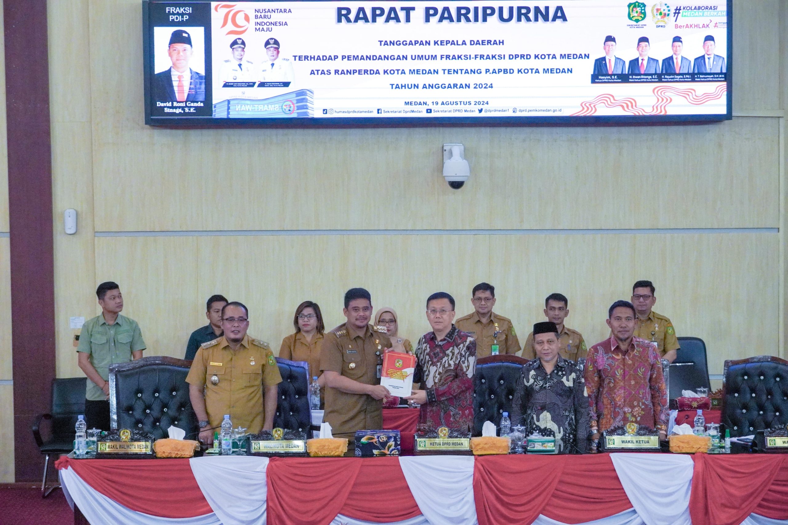 Wali Kota Medan Bobby Nasution dan Ketua DPRD Medan Hasyim foto bersama usai rapat Paripurna di Gedung DPRD Medan. (BP/erwan
