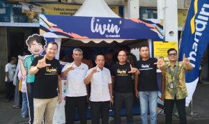 Kepala Pasar Pusat Pasar Khairul Azhar Daulay dan Kacab I PUD Pasar Medan Agusayahputra foto bersama Agus Kurniawan Regional Transaktion Bank Mandiri dan jajaran pada acara Tebus Murah Sembako di Pasar Pusat Pasar Medan, Rabu (21/8/2024). BP/erwan