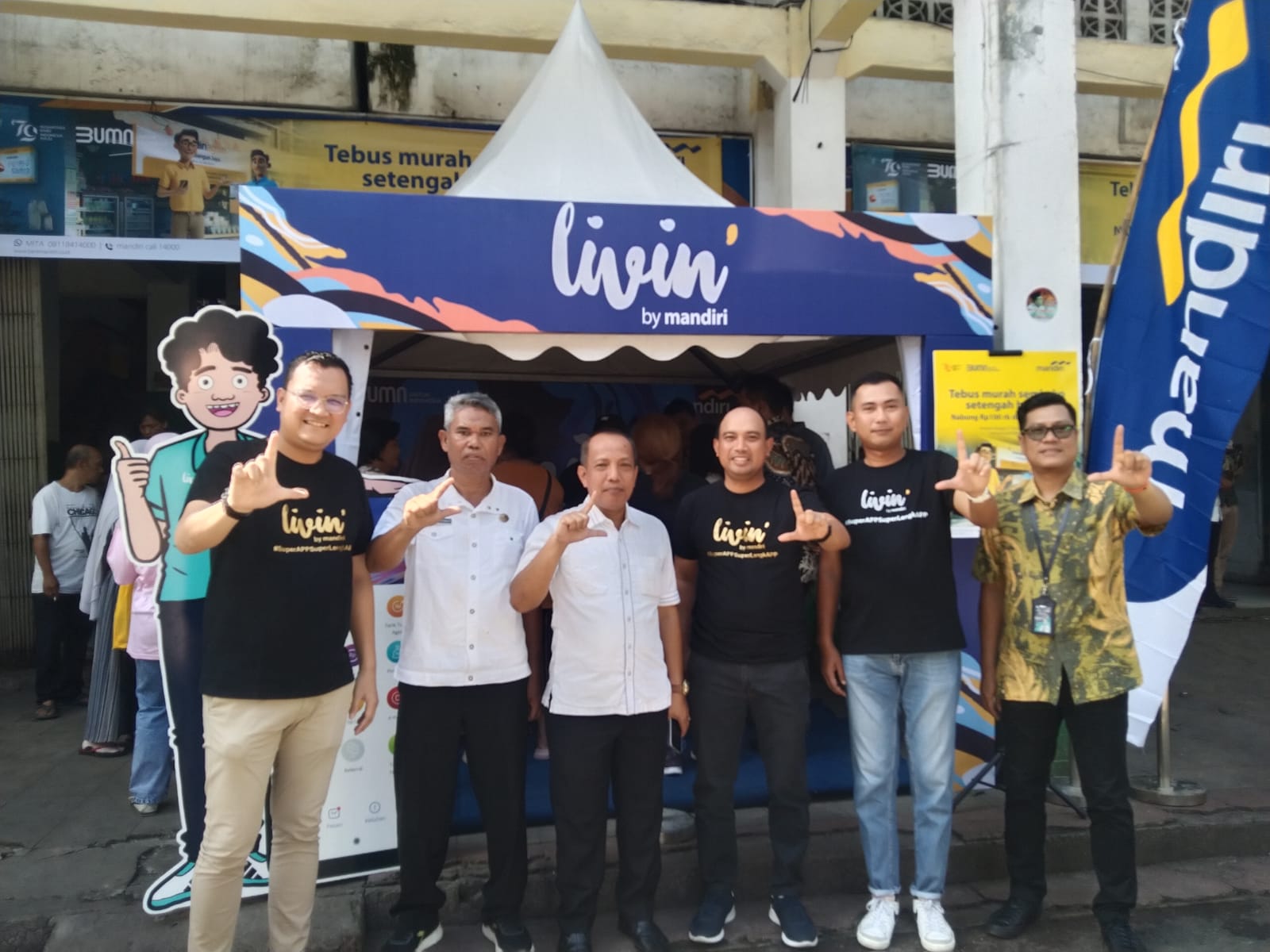 Kepala Pasar Pusat Pasar Khairul Azhar Daulay dan Kacab I PUD Pasar Medan Agusayahputra foto bersama Agus Kurniawan Regional Transaktion Bank Mandiri dan jajaran pada acara Tebus Murah Sembako di Pasar Pusat Pasar Medan, Rabu (21/8/2024). BP/erwan