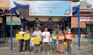 Kepala Pasar Sei-Sikambing Boy Irawan Hasibuan foto bersama dengan pedagang pemenang berbagai pertandingan. BP/erwan