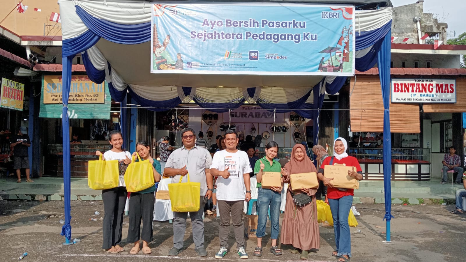 Kepala Pasar Sei-Sikambing Boy Irawan Hasibuan foto bersama dengan pedagang pemenang berbagai pertandingan. BP/erwan