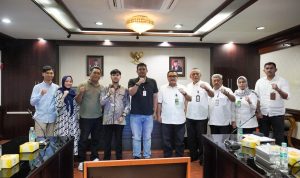 Wali Kota Medan Bobby Nasution foto bersama usai menerima tawaran PT SST dalam pengelolaan sampah di TPA. BP/erwan