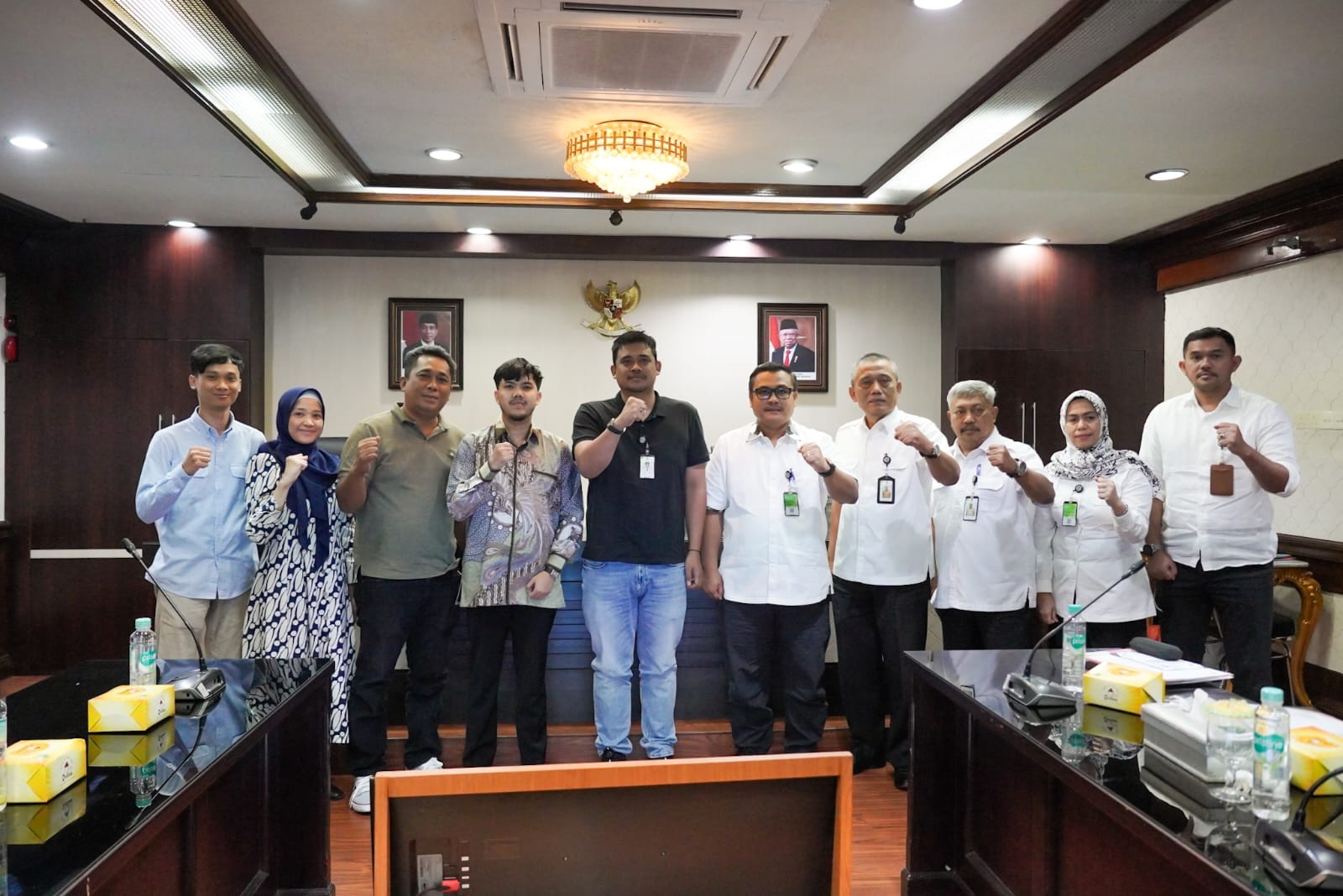 Wali Kota Medan Bobby Nasution foto bersama usai menerima tawaran PT SST dalam pengelolaan sampah di TPA. BP/erwan