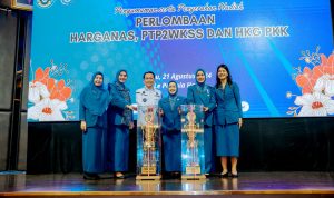 Ketua TP PKK Kota Medan Kahyang Ayu diabadikan dengan pemenang pelombaan tiga Kelurahan terbaik. BP/ist