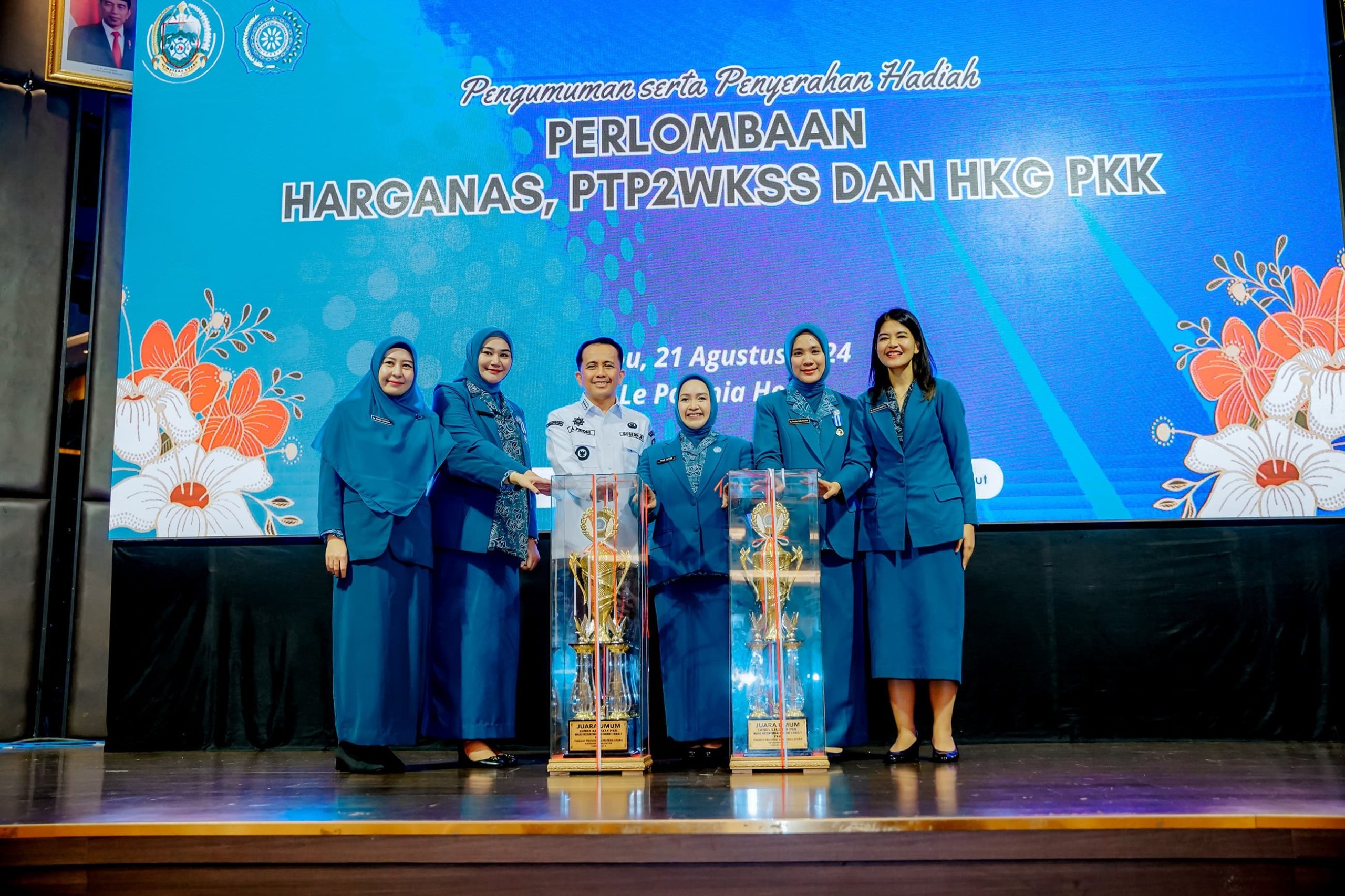 Ketua TP PKK Kota Medan Kahyang Ayu diabadikan dengan pemenang pelombaan tiga Kelurahan terbaik. BP/ist