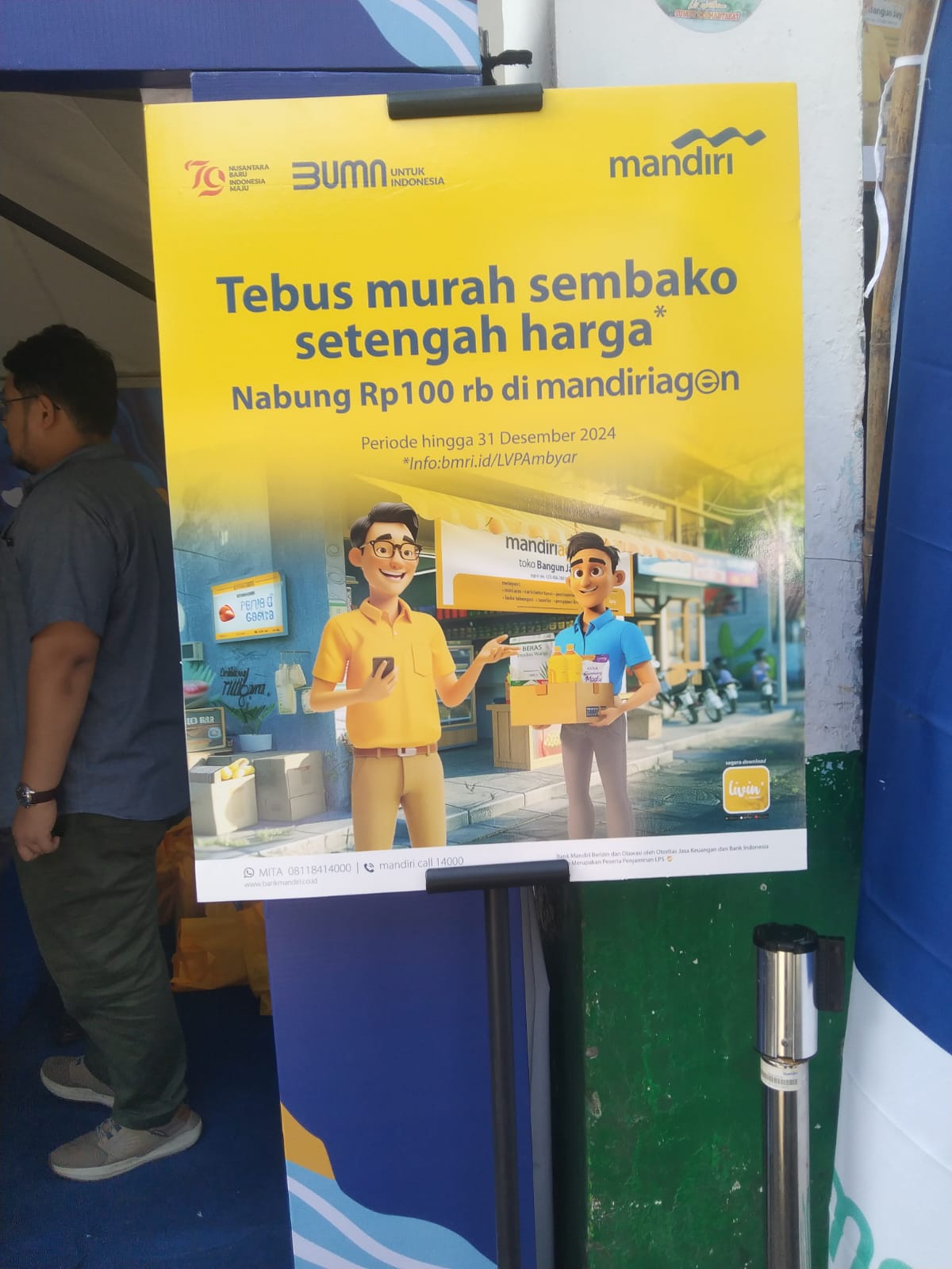 Pedagang dan konsumen Pasar Pusat Pasar Medan apresiasi program Ambyar Bank Mandiri. BP/erwan