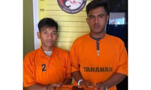 Kedua pelaku ketika diamankan petugas kepolisian.(Istimewa).