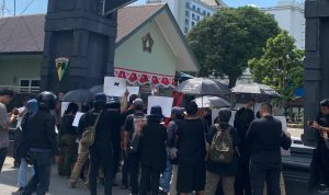 Massa melakukan aksi di depan Kantor Pomdam I Bukit Barisan di Medan.(Istimewa).