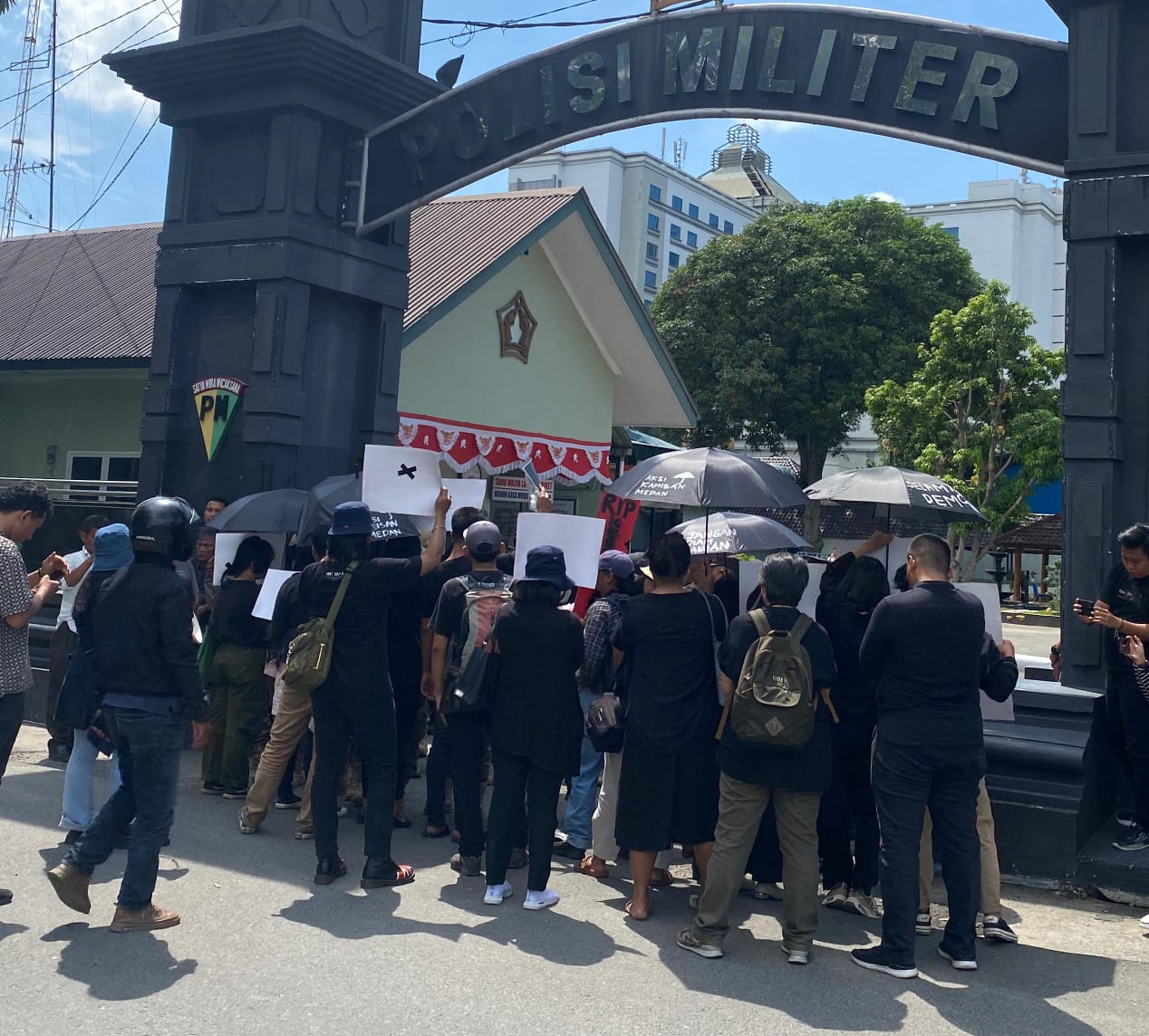 Massa melakukan aksi di depan Kantor Pomdam I Bukit Barisan di Medan.(Istimewa).