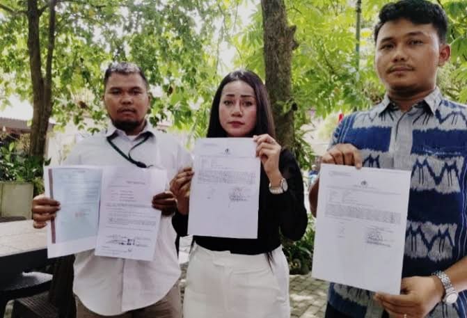Rita dan kuasa hukumnya ketika ditemui di awak media .(Istimewa).