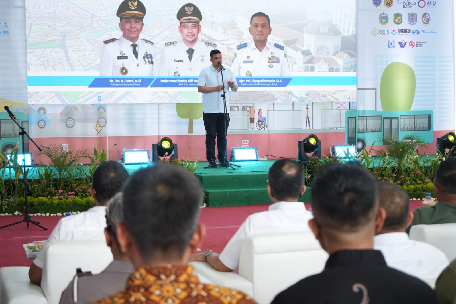 Wali Kota Medan Bobby Nasution saat menyampaikan sambutan pada acara Groundbreaking Halte Percontohan BRT BS 13 Lapangan Merdeka di Jalan Balai Kota Medan, Minggu (25/8/2024). BP/erwan