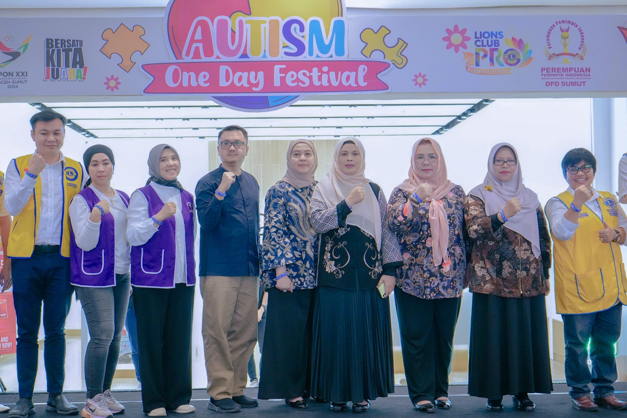 Kadis Pemberdayaan Perempuan dan Perlindungan Anak, Pemberdayaan Masyarakat dan Keluarga Berencana Medan Ediaty foto bersama saat acara One Day Festival di Medan, Minggu (25/8/2024).BP/ist