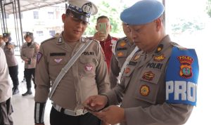 Petugas Propam Polda Sumut ketika melakukan tes urine terhadap anggota Polresta Deli Serdang.(Istimewa).
