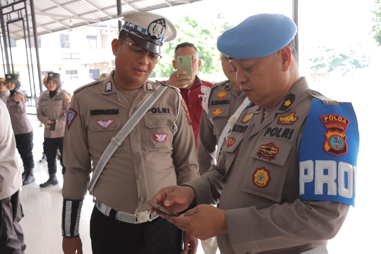 Petugas Propam Polda Sumut ketika melakukan tes urine terhadap anggota Polresta Deli Serdang.(Istimewa).