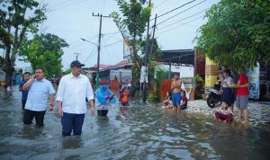 Wali Kota Medan Bobby Nasution saat menerobos banjir di Kecamatan Medan Sunggal. BP/ist