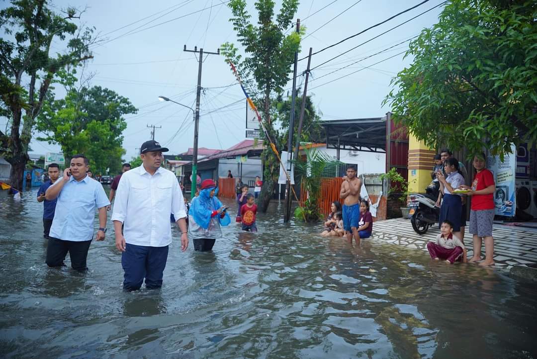 Wali Kota Medan Bobby Nasution saat menerobos banjir di Kecamatan Medan Sunggal. BP/ist