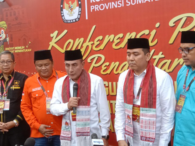 Bapaslon Gubsu dan Wakil Gubsu Edy Rahmayadi dan Hasan ketika di Kantor KPU Sumut.(Istimewa).