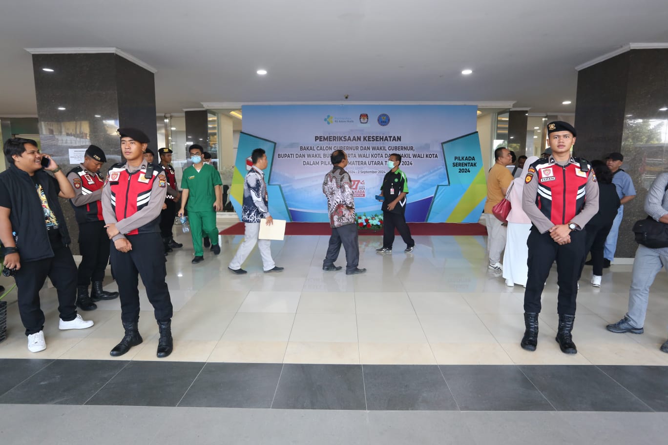 Petugas kepolisian melakukan pengamanan tahapan tes kesehatan Bakal Calon Gubernur dan Wakil Gubernur Sumut.(Istimewa).