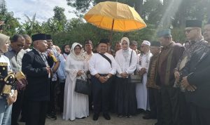 Calon Bupati Tapsel periode 2024-2029, dari jalur perseorangan, Dolly Pasaribu didampingi ibunda tercinta dan istri saat mendaftar di KPU Tapsel, Rabu (28/8-24). Foto : BP/Ist