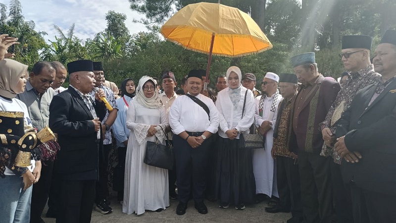 Calon Bupati Tapsel periode 2024-2029, dari jalur perseorangan, Dolly Pasaribu didampingi ibunda tercinta dan istri saat mendaftar di KPU Tapsel, Rabu (28/8-24). Foto : BP/Ist
