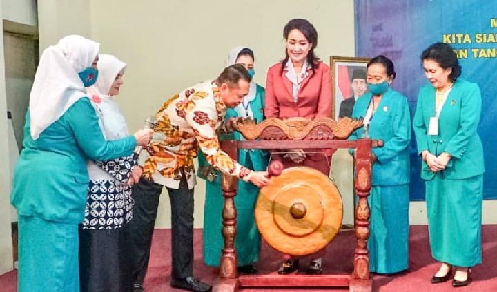 representasi perempuan di parlemen, kebijakan pro kesetaraan gender, budaya patriarki, sektor swasta, kampanye kesadaran publik