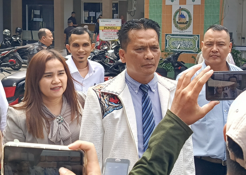 Tim kuasa hukum ketika memberikan keterangan kepada sejumlah awak media. Foto/ist