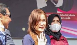 Jessica Kumala Wongso melambaikan tangan kepada awak media usai bebas dari penjara. Foto/ist