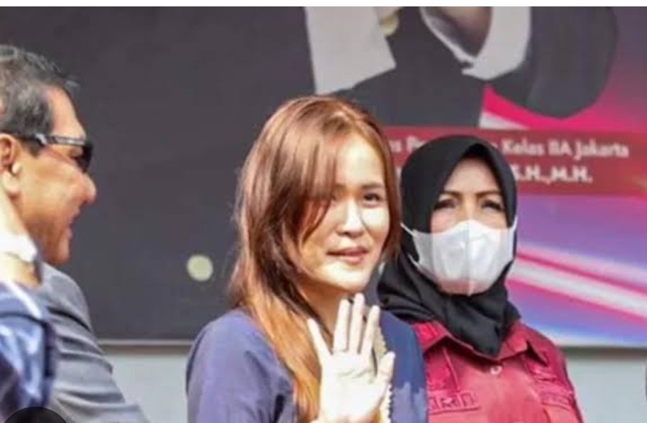 Jessica Kumala Wongso melambaikan tangan kepada awak media usai bebas dari penjara. Foto/ist
