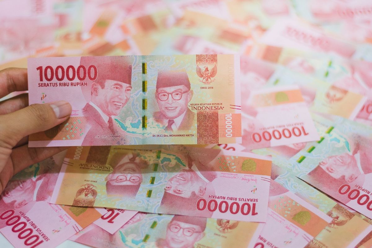 Nilai Tukar Rupiah Terhadap Dolar AS Melemah, Deflasi dan Kondisi Manufaktur Tekan Kurs